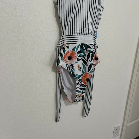 Cupshe | Miss U Poppy Print One-Piece Cut Out Swimsuit Zip Black Closure, size M - Picture 4 of 9